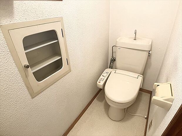 トイレにはウォシュレット機能付です。寒い時期も便座を温かくでき安心して座ることができますね。