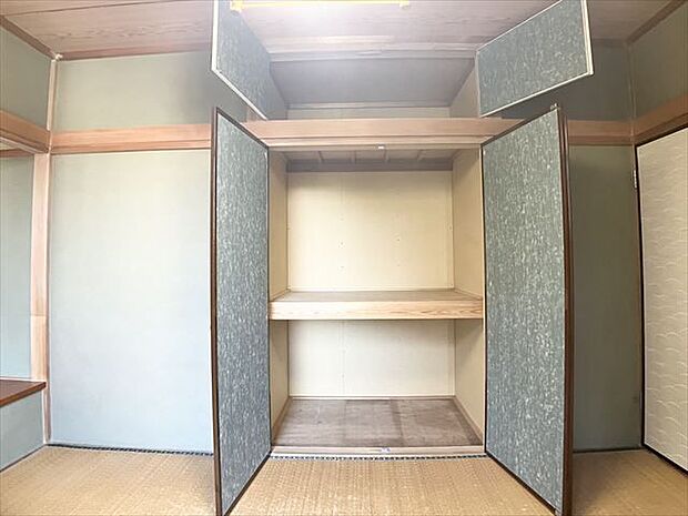 2階和室（収納）：押入があるので、奥行きがあり、お布団などをしまうことができます。収納グッズを使って空間を有効活用することができます。