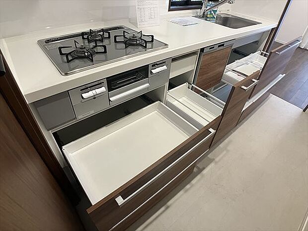 キッチン（収納）：たっぷりと収納スペースがあるので、調理小物などをしまうことができます。