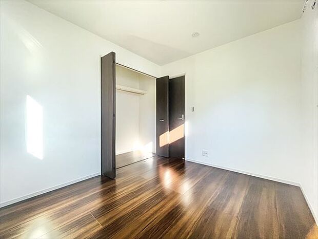 北西側5.2帖洋室：全居室に収納完備！2面採光で窓から光が照らし、室内を明るくしてくれます。