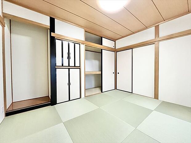 6帖和室：収納スペースが豊富なので、お部屋を広くお使いいただけます。押入があるので、奥行きがあり、お布団などをしまうことができます。収納グッズを使って空間を有効活用することができます。