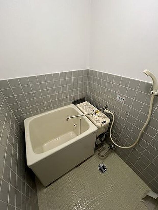 浴室：タイルの浴室はお手入れがしやすく、耐久性も高いがメリットです。清潔でキレイなお風呂を保ちやすいのはうれしいですね。
