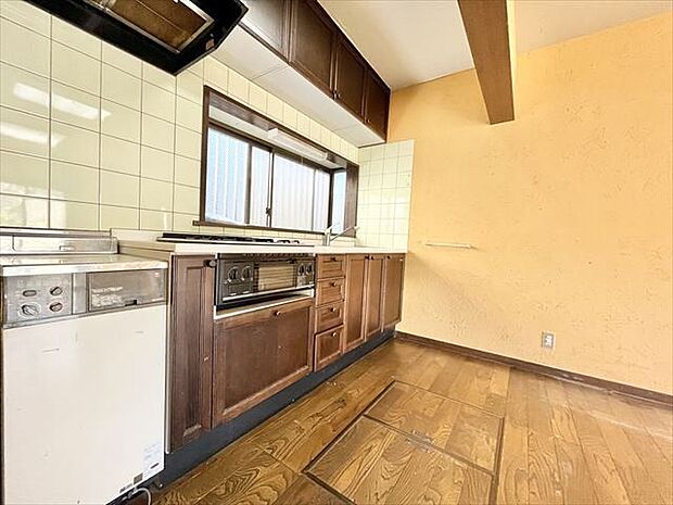キッチン：キッチンは壁付けタイプですのでお部屋をすっきりと見せてくれるメリットがあります。
