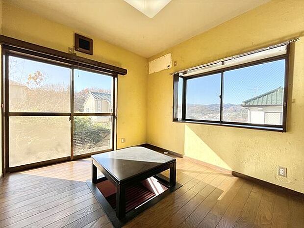 5.2帖洋室：大きな窓からたっぷりの日差しが入り、明るいお部屋になっています。