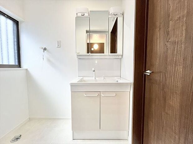洗面所：3面鏡の裏側や下段にたっぷりと収納スペースがついているので、洗面台周りをすっきり出来ます！