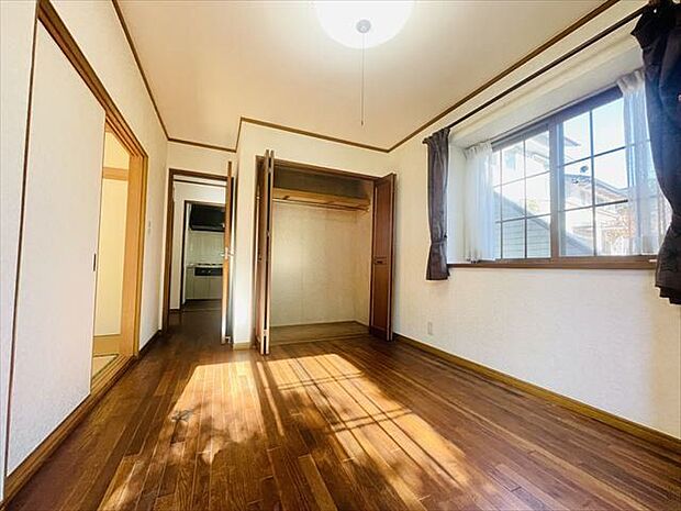 1階6.5帖洋室：クローゼットがありお部屋を広くお使いいただけます。