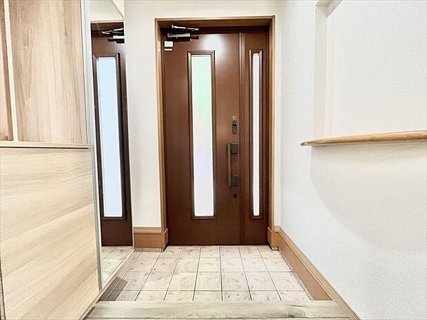 玄関：玄関ドアのスリットからの採光は、玄関に適度な明るさと光のアクセントをくわえてくれます。