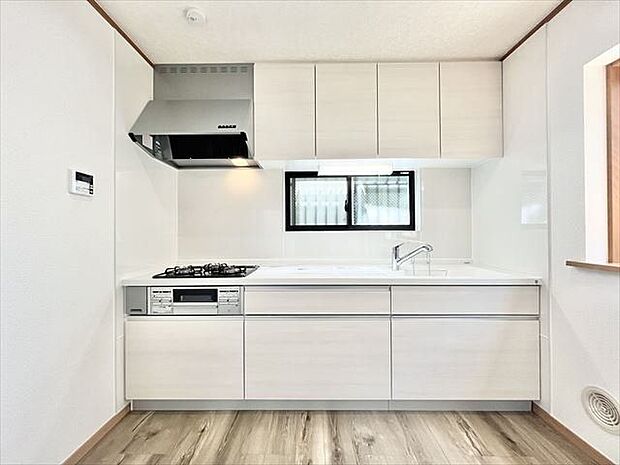 キッチン：キッチンは壁付けタイプですのでお部屋をすっきりと見せてくれるメリットがあります。