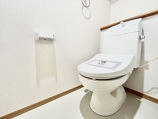 トイレ：ホワイトを基調としたシンプルなデザインの清潔感のあるトイレです。タオルハンガーが備え付けられています。
