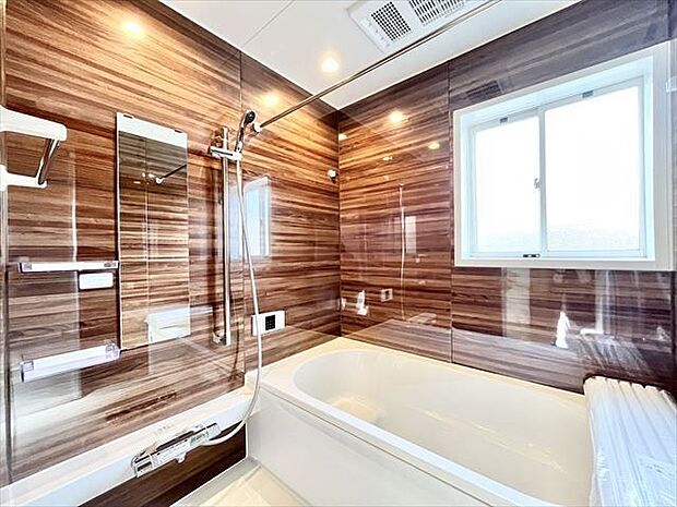 浴室：落ち着いた木目調の壁がオシャレな浴室でゆったりとバスタイムを過ごせそうです。1日の疲れもしっかり癒すことができそうです。