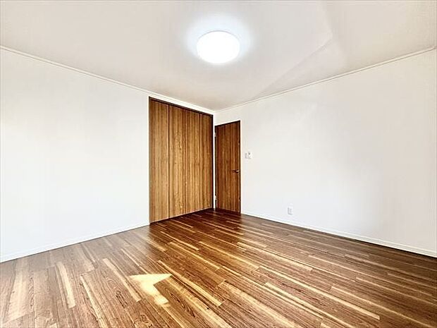 1階8帖洋室：全居室に収納完備！2面採光で窓から光が照らし、室内を明るくしてくれます。