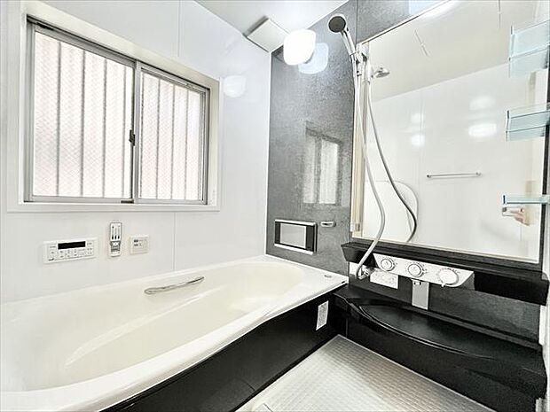 浴室：明るく清潔感のある浴室になります。窓があることで湿気がこもりにくく、お掃除もしやすいですね。手すりが付いているので浴槽から立ち上がる際も安心です。