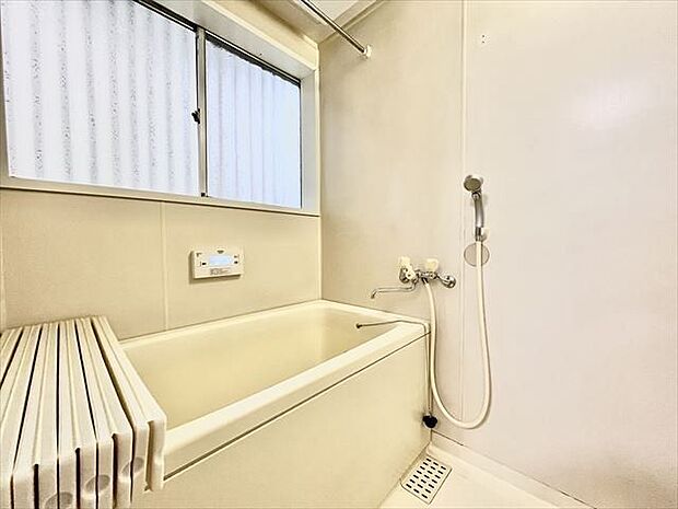 浴室：明るく清潔感のある浴室になります。窓があることで湿気がこもりにくく、お掃除もしやすいですね。