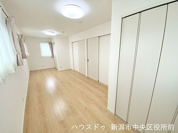 2階10.6帖の洋室。将来、間仕切りをして2部屋としても利用出来ます。