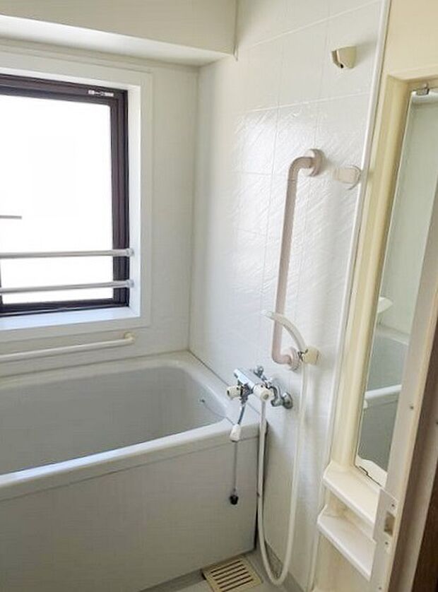 【浴室】　マンションでは多くない窓付きのバスルームとなっています。窓もワイドタイプで大き目ですね！