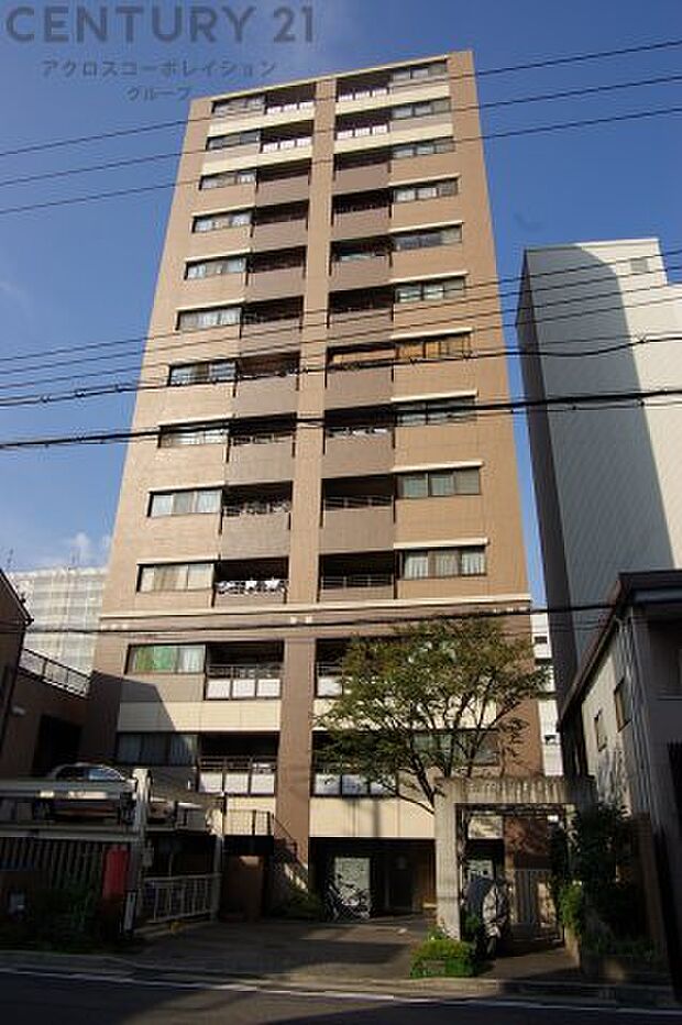 阪神「尼崎駅」徒歩8分、阪神「出屋敷駅」徒歩10分の立地　平成10年築13階建て総戸数25戸のマンションとなります。　現地周辺は、商業地域に指定された店舗や事務所が多い賑やかなエリアとなります。　