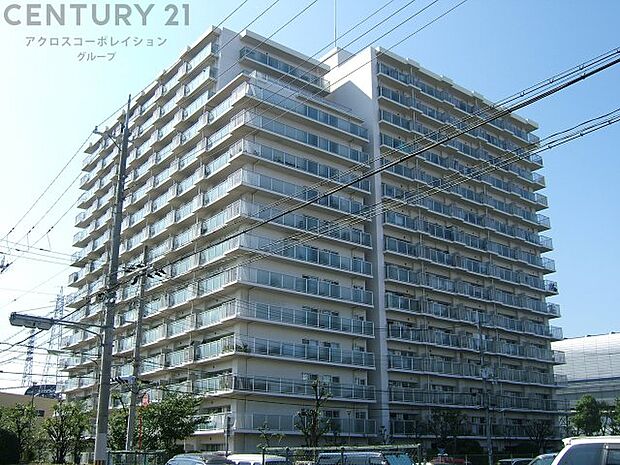 リフォーム済み住戸のご紹介です。阪神尼崎センタープール前駅から徒歩6分　15階建て総戸数190戸の大規模マンション　3階の南向き住戸のご紹介です。空き室につき内覧予約承っておりおります。