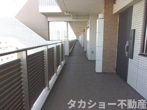 共有廊下も幅が広く歩きやすいです。
