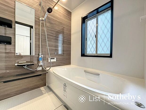 □浴室□窓付きで、採光もあり明るく気持ちの良い空間です。換気環境も良好。掃除もスムーズに出来ます。ゆったり寛げるバスルームで毎日のバスタイムが楽しみになりそうです。