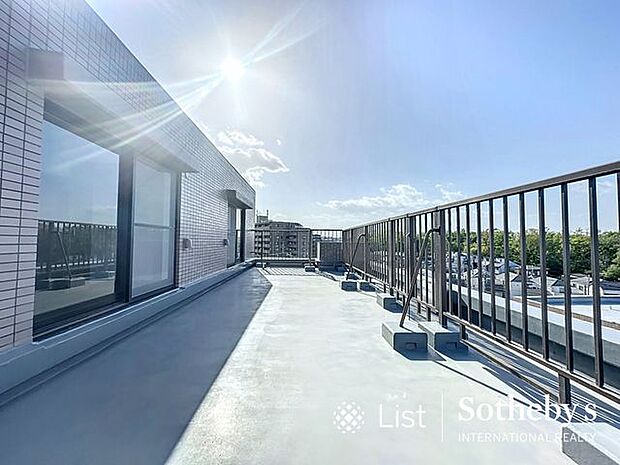 □Roof balcony□開放感があり、遮るものもなく気持ちのいい景色が広がります。お部屋にも爽やかな風と暖かく柔らかな日差しが差し込み、毎日の暮らしを豊かに彩ります。