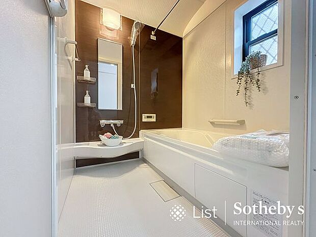 □浴室□広々とした浴槽はゆったり半身浴したり足を伸ばしたりとゆっくりくつろげます。1日の疲れを癒してくれる空間になりそうですね！換気機能付でお風呂のジメジメも軽減！