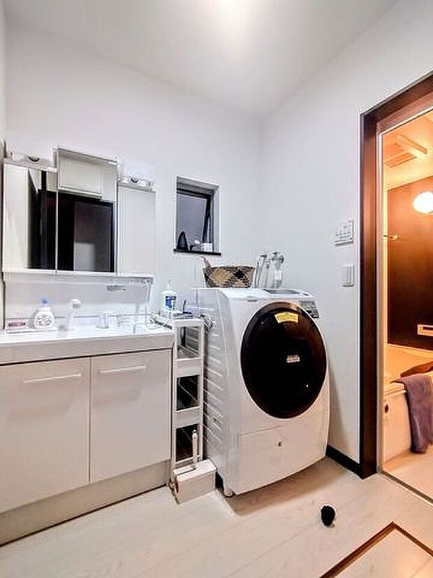 洗面台の隣に洗濯機を設置可能です。
