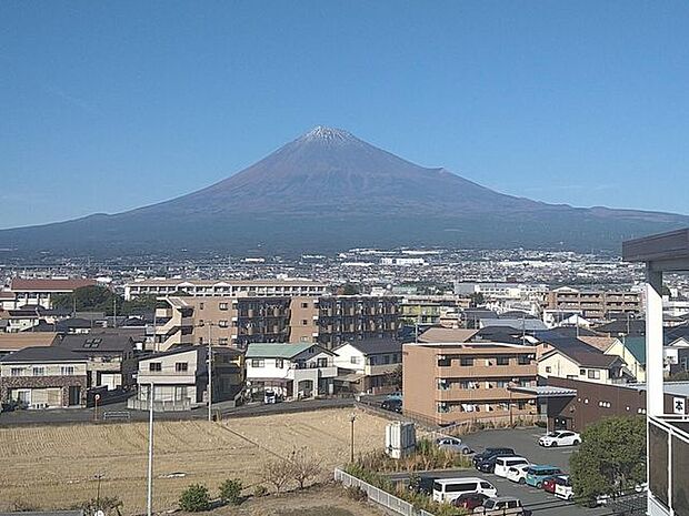 北側の洋室からは富士山も見えます！