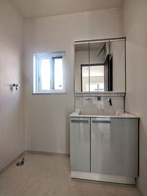 洗面台は三面鏡の鏡が扉になっていて収納も可能です。