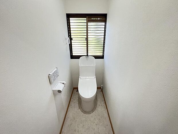 【浴室】浴室はハウステック製の新品のユニットバスに交換しました。浴槽には滑り止めの凹凸があり、床は濡れた状態でも滑りにくい加工がされている安心設計です。