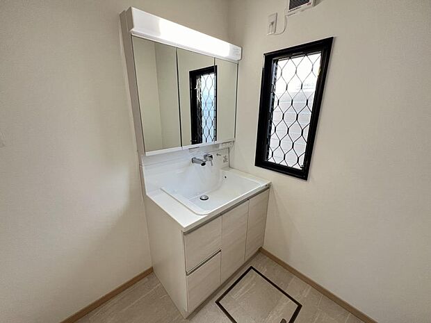 【1階トイレ】トイレはジャニス製の温水洗浄機能付きに新品交換しました。