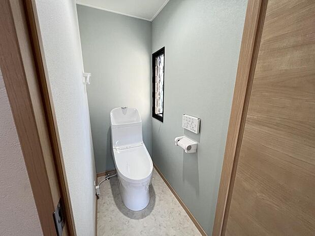 【2階トイレ】トイレはジャニス製の温水洗浄機能付きに新品交換しました。