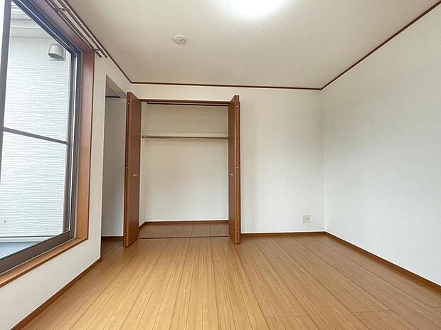 【2階洋室】2階7帖のクローゼットです。新たに家具を購入する必要もありませんので大助かりですね。棚・ハンガーパイプ付きです。