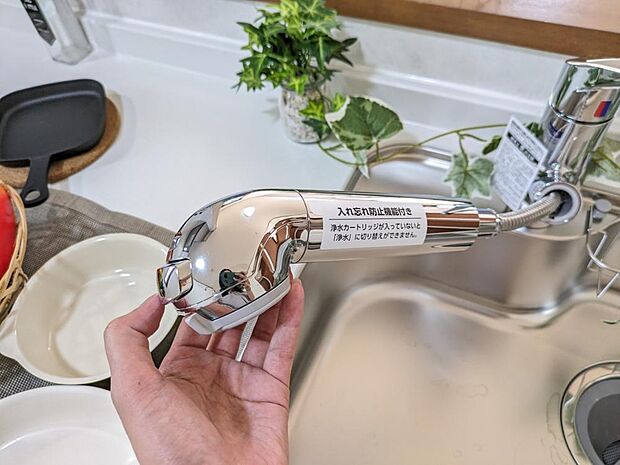 【水栓】新品交換したキッチンの水栓金具はノズルが伸びてシンクのお手入れもラクラクです。水栓本体には浄水機能が内蔵されていて、おいしいお水をつくります。