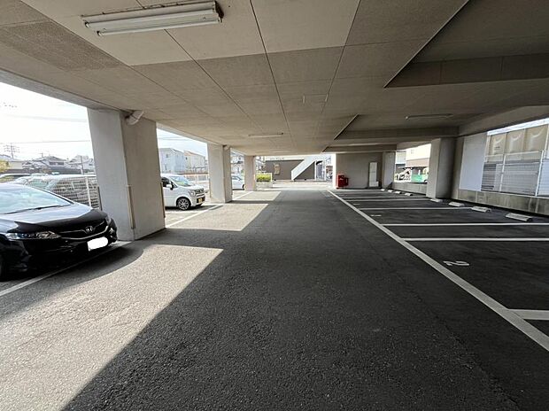 【駐車場】マンション敷地内駐車場写真です。現在（2024年5月）空きありませんが、マンションより約180M（徒歩約2分）に月極駐車場（月/￥5000）があります。