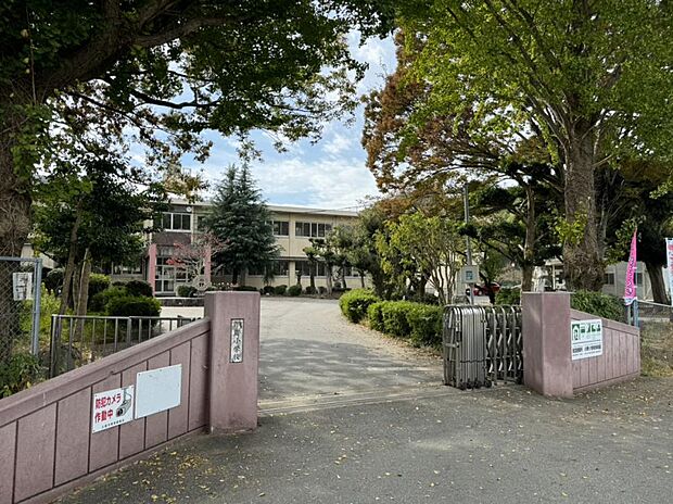 【小学校】小野小学校まで約1780ｍ（徒歩約22分）先にあります。山や川に囲まれた自然豊かな学校です。