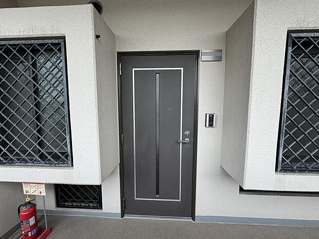【玄関ドア】モニター付きドアホンが設置されてあります。