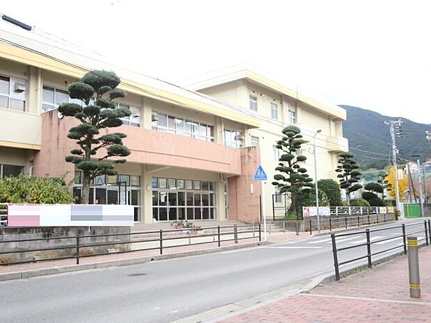 【中学校】篠栗中学校まで900m（車で約4分）になります。元気に歩いて、毎日の通学で足腰を鍛えることが出来ますね。