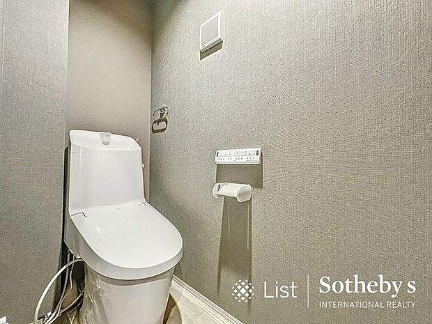 □トイレ□白を基調とした、シンプルながらも落ち着くデザイン。洗浄付き温水便座で機能性も兼ね備えています♪毎日に欠かせないお手洗いだからこそ、ほっと落ち着く空間としての機能を重視しています。
