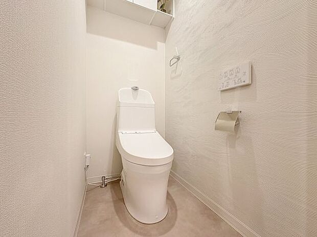 ■レストルーム■いつでも快適・清潔に保てるシャワートイレ。リモコンは壁付けタイプでお掃除もラクラク♪