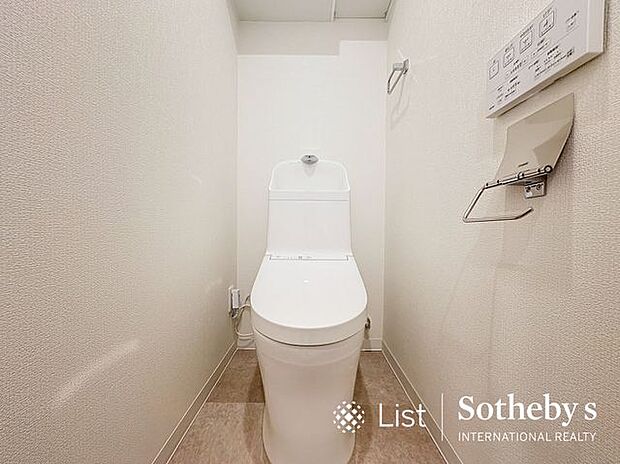 ■レストルーム■いつでも快適・清潔に保てるシャワートイレ。リモコンは壁付けタイプでお掃除もラクラク♪
