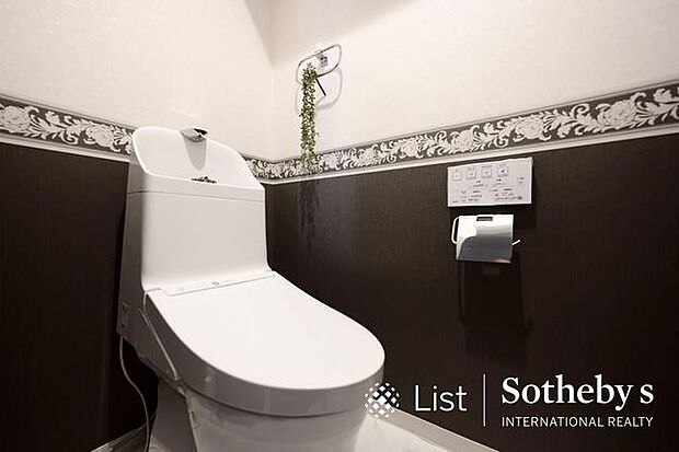 ◇トイレ◇いつでも快適・清潔に保てるシャワートイレ。リモコンは壁付けタイプでお掃除もラクラク♪