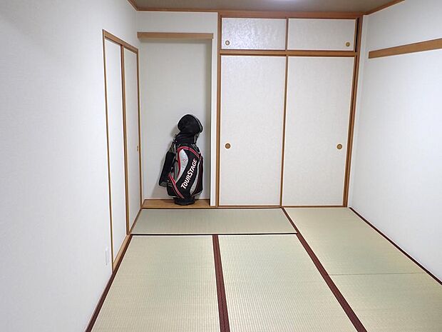 床の間付きの和室6帖。押し入れには天袋も付いています。梅雨時期でも快適にお過ごし頂けます♪