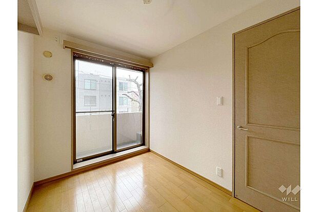 洋室約4.0帖。出窓がついており、2方向から光を取り込むことができます。開放感のある寝室です。