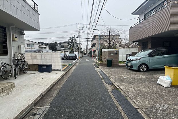 物件の南側前面道路（東側から）［2024年3月5日撮影］