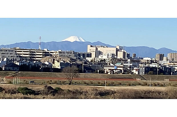 晴れの日には南西側に富士山を臨むことができます。