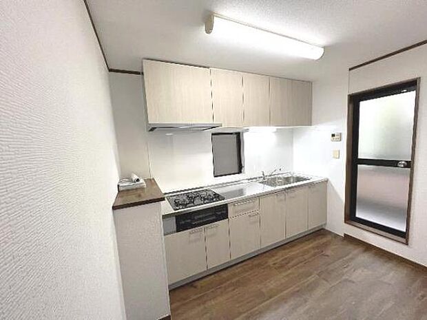 壁付けキッチンは壁との間に空間を作らないので、限られたキッチンスペースを有効に活用することができます。