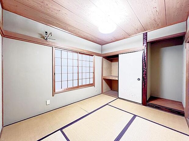 和室には、お布団など大きな物の収納にも便利な押入がございます。