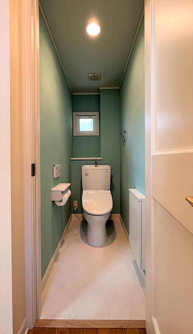 グリーンとホワイトのコントラストが映える１階トイレ