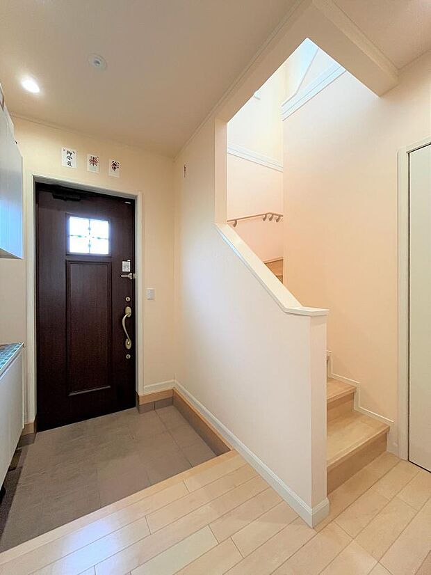 玄関ホール・勾配が緩く登りやすい階段。階段下は収納です。