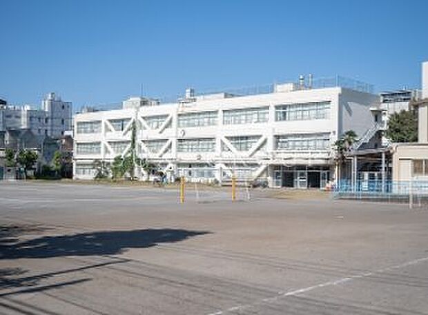 立川市立第三小学校 徒歩8分。 640m